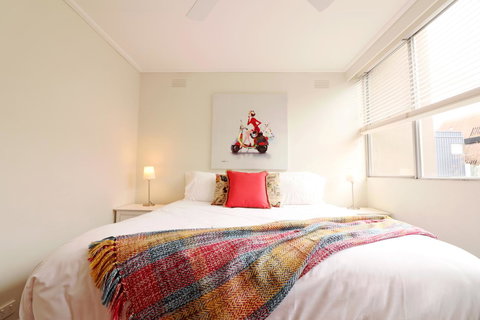 Colour Pop Fitzroy - 3 Bedroom Pet Friendly - New Castle Holiday 10
