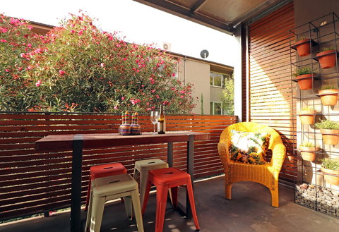 Colour Pop Fitzroy - 3 Bedroom Pet Friendly - New Castle Holiday 6