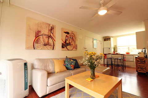 Colour Pop Fitzroy - 3 Bedroom Pet Friendly - New Castle Holiday 4