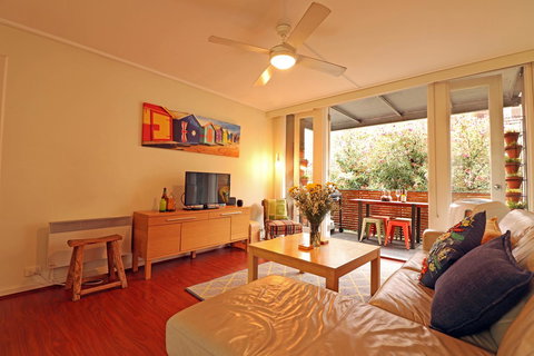 Colour Pop Fitzroy - 3 Bedroom Pet Friendly - New Castle Holiday 1