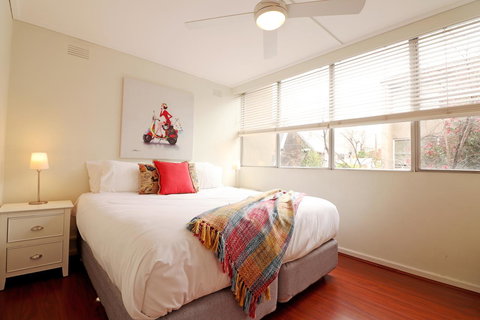 Colour Pop Fitzroy - 3 Bedroom Pet Friendly - New Castle Holiday 11