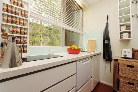 Colour Pop Fitzroy - 3 Bedroom Pet Friendly - New Castle Holiday 5
