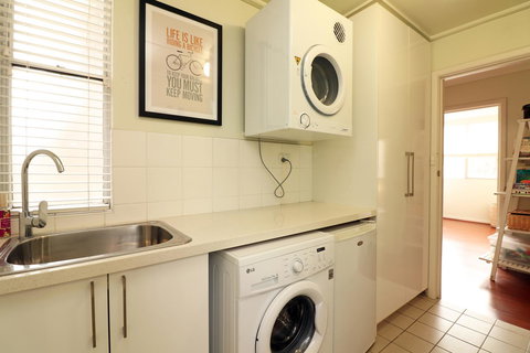 Colour Pop Fitzroy - 3 Bedroom Pet Friendly - New Castle Holiday 19