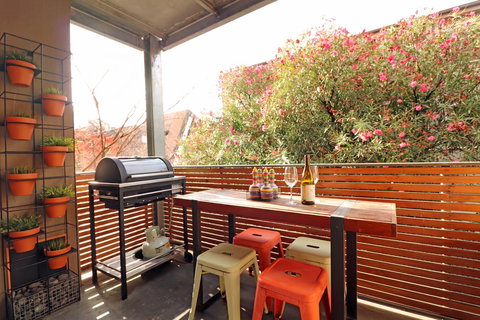 Colour Pop Fitzroy - 3 Bedroom Pet Friendly - New Castle Holiday 7
