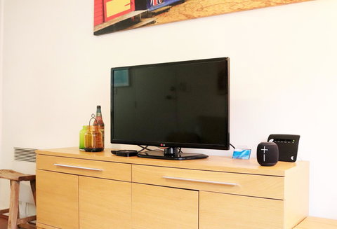 Colour Pop Fitzroy - 3 Bedroom Pet Friendly - New Castle Holiday 26