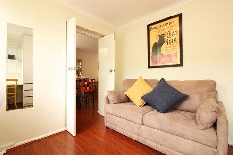 Colour Pop Fitzroy - 3 Bedroom Pet Friendly - New Castle Holiday 17