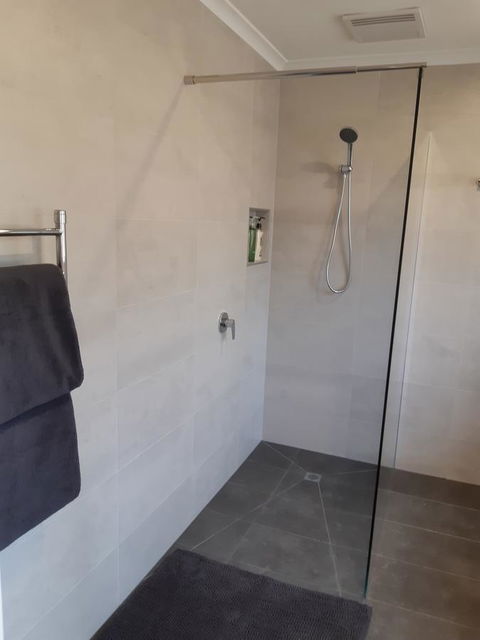 Elevated Holiday House Overlooks Tranquil Wetlands - New Castle Holiday 4