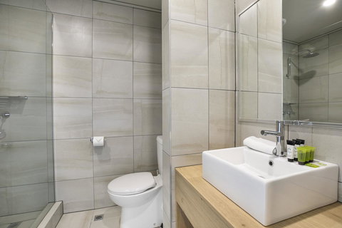 Nightcap At Excelsior Hotel - New Castle Holiday 18