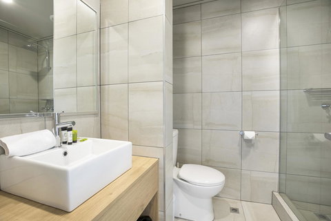 Nightcap At Excelsior Hotel - New Castle Holiday 22