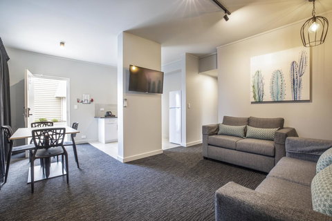 Nightcap At Excelsior Hotel - New Castle Holiday 11