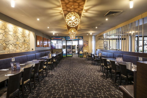 Nightcap At Excelsior Hotel - New Castle Holiday 28