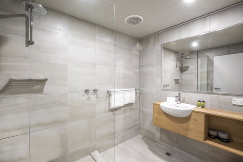 Nightcap At Excelsior Hotel - New Castle Holiday 3