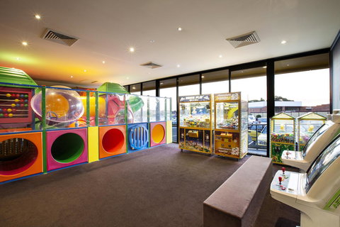 Nightcap At Excelsior Hotel - New Castle Holiday 6