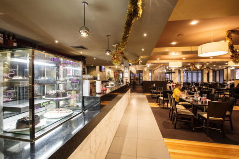 Nightcap At Excelsior Hotel - New Castle Holiday 32