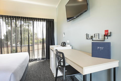 Nightcap At Excelsior Hotel - New Castle Holiday 10