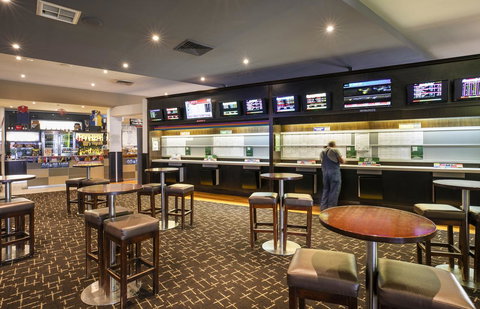 Nightcap At Excelsior Hotel - New Castle Holiday 29