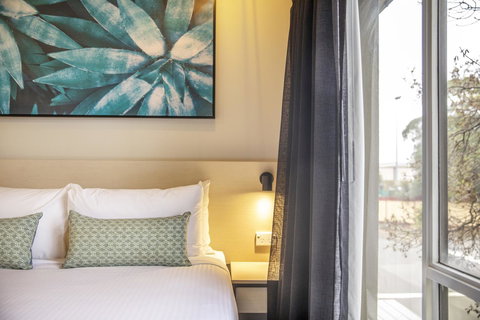 Nightcap At Excelsior Hotel - New Castle Holiday 14