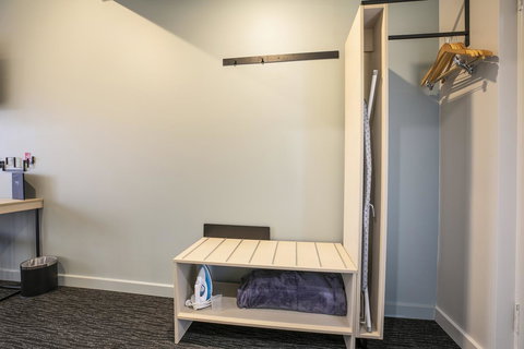 Nightcap At Excelsior Hotel - New Castle Holiday 21