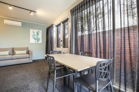 Nightcap At Excelsior Hotel - New Castle Holiday 13