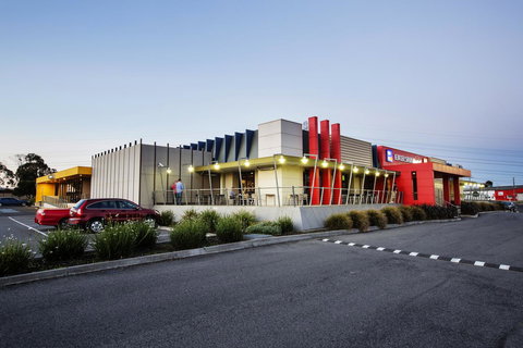 Nightcap At Excelsior Hotel - New Castle Holiday 30