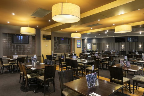 Nightcap At Excelsior Hotel - New Castle Holiday 5