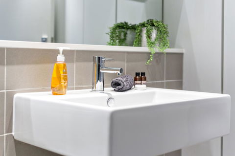 Complete Host Leopold Apartments - New Castle Holiday 17