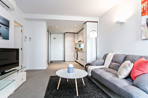 Complete Host Leopold Apartments - New Castle Holiday 24