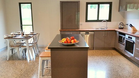 3 Bells Alpine Cottage - New Castle Holiday 14