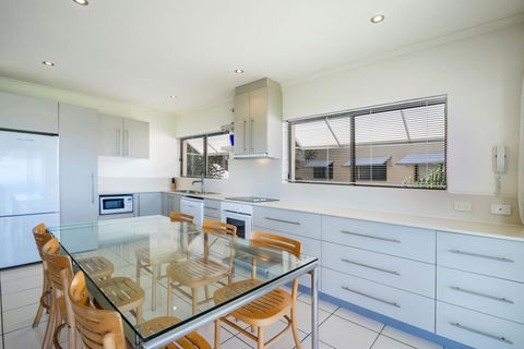 Sunseeker Holiday Apartments - New Castle Holiday 26