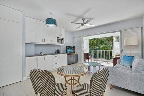 Palm Cove Paradise - Couples Spa Beach Getaway - New Castle Holiday 0