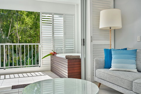 Palm Cove Paradise - Couples Spa Beach Getaway - New Castle Holiday 8