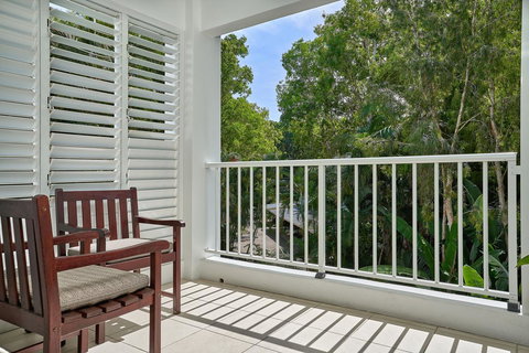 Palm Cove Paradise - Couples Spa Beach Getaway - New Castle Holiday 10