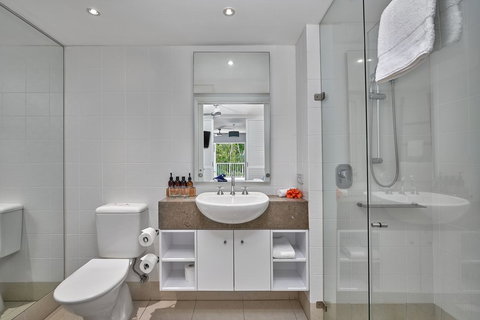 Palm Cove Paradise - Couples Spa Beach Getaway - New Castle Holiday 5