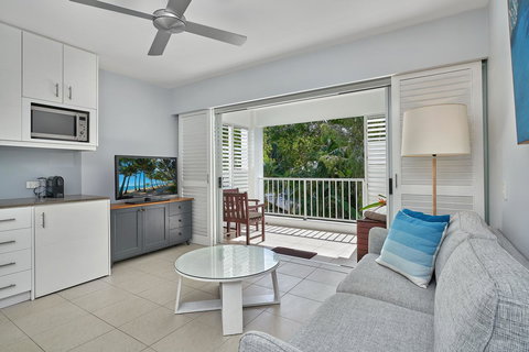 Palm Cove Paradise - Couples Spa Beach Getaway - New Castle Holiday 11