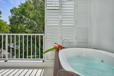 Palm Cove Paradise - Couples Spa Beach Getaway - New Castle Holiday 3