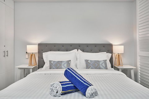 Palm Cove Paradise - Couples Spa Beach Getaway - New Castle Holiday 6