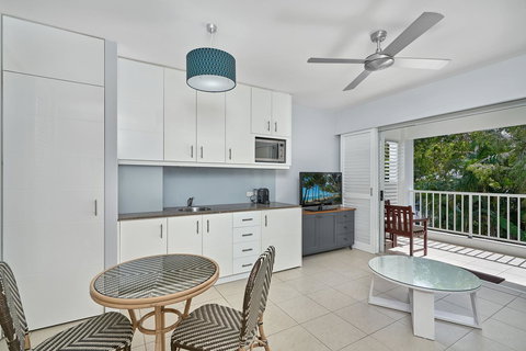 Palm Cove Paradise - Couples Spa Beach Getaway - New Castle Holiday 9