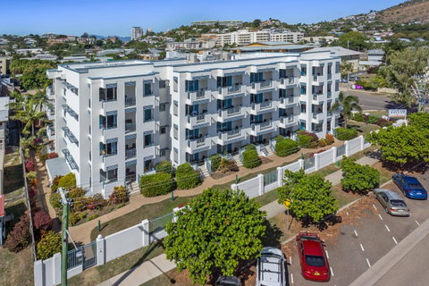 Madison Ocean Breeze Apartments - New Castle Holiday 1
