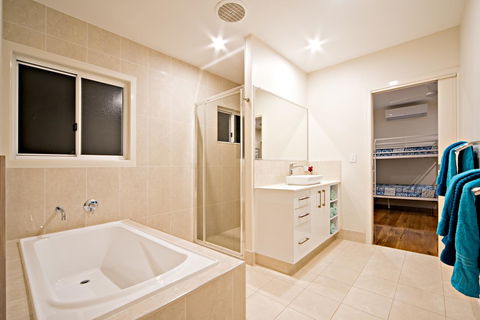 Whitsunday Luxury Homes - New Castle Holiday 24