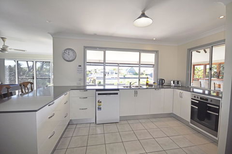 Bribie Island Canal Holiday Destination! - New Castle Holiday 5