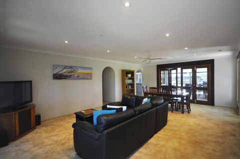 Bribie Island Canal Holiday Destination! - New Castle Holiday 3