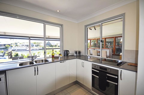 Bribie Island Canal Holiday Destination! - New Castle Holiday 4