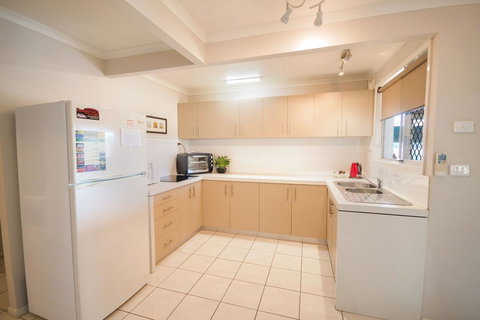 Airlie Apartments - New Castle Holiday 6