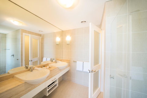 Pinnacles - New Castle Holiday 18