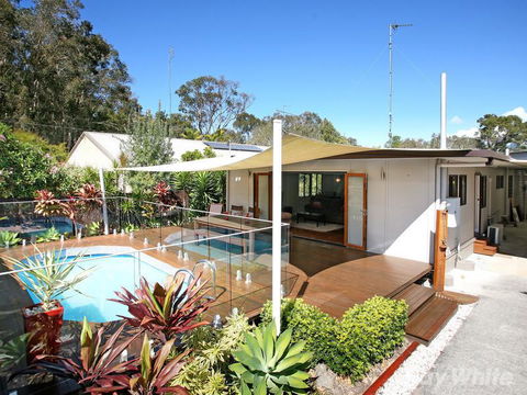 Beach House On Jones Parade, Central Coolum Beach - New Castle Holiday 2