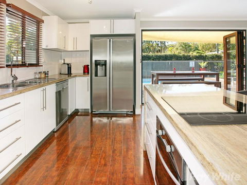 Beach House On Jones Parade, Central Coolum Beach - New Castle Holiday 5