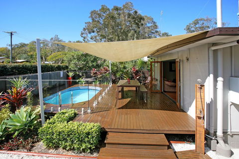 Beach House On Jones Parade, Central Coolum Beach - New Castle Holiday 0