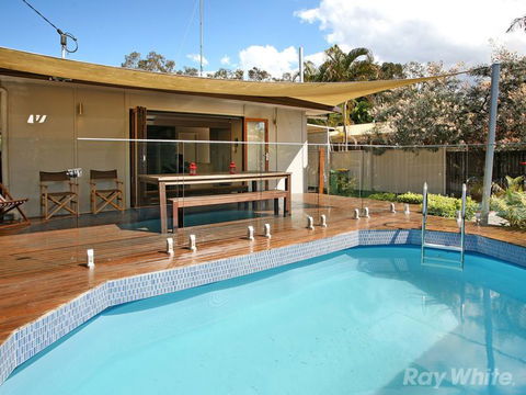 Beach House On Jones Parade, Central Coolum Beach - New Castle Holiday 3