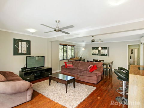 Beach House On Jones Parade, Central Coolum Beach - New Castle Holiday 4