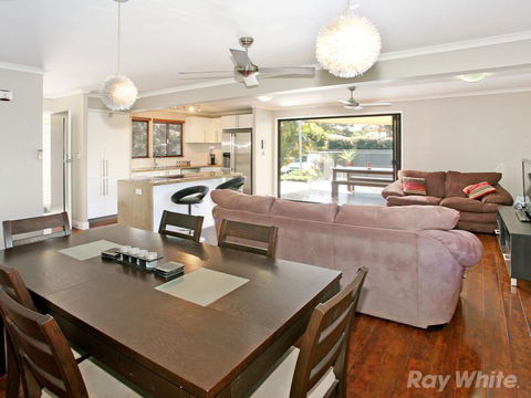 Beach House On Jones Parade, Central Coolum Beach - New Castle Holiday 6